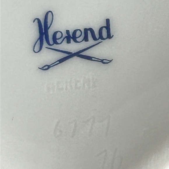 HEREND Porcelain Heart Trinket Box Blue White Floral with Cat Kitten Finial - Picture 12 of 14